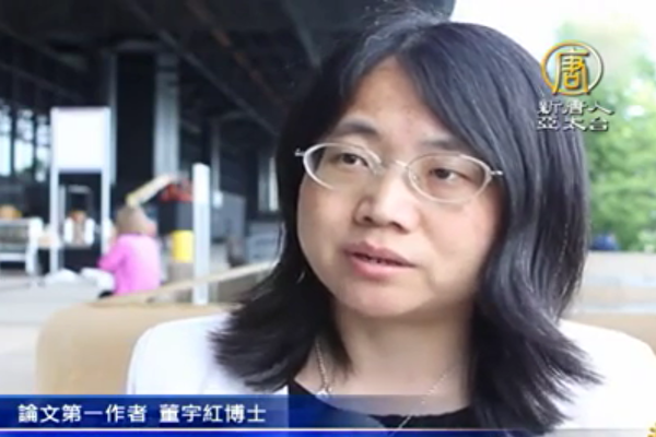 Tiến sĩ Đổng Vũ Hồng chuyên về bệnh truyền nhiễm tại Đại học Bắc Kinh trả lời phỏng vấn. (Ảnh: Đài truyền hình NTD)