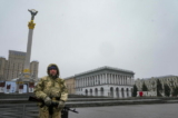 Một người đàn ông có vũ trang đứng ở trung tâm Kyiv, Ukraine, vào ngày 02/03/2022. (Ảnh Efrem Lukatsky/AP Photo)