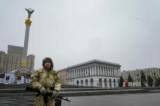 Một người đàn ông có vũ trang đứng ở trung tâm Kyiv, Ukraine, vào ngày 02/03/2022. (Ảnh Efrem Lukatsky/AP Photo)