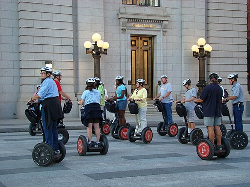 Khách du lịch đến thăm Hoa Thịnh Đốn trên những chiếc xe Segway, ngày 21/08/2008. (Ảnh: Xesús Cociña Souto/Tài sản công qua Wikimedia Commons)