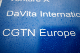 Logo của CGTN châu Âu được chụp trên một tấm bảng bên ngoài một tòa nhà văn phòng có văn phòng của Mạng lưới Truyền hình Toàn cầu Trung Quốc ở Công viên Chiswick, phía tây London, ngày 04/02/2021. (Ảnh: Tolga Akmen/AFP qua Getty Images)