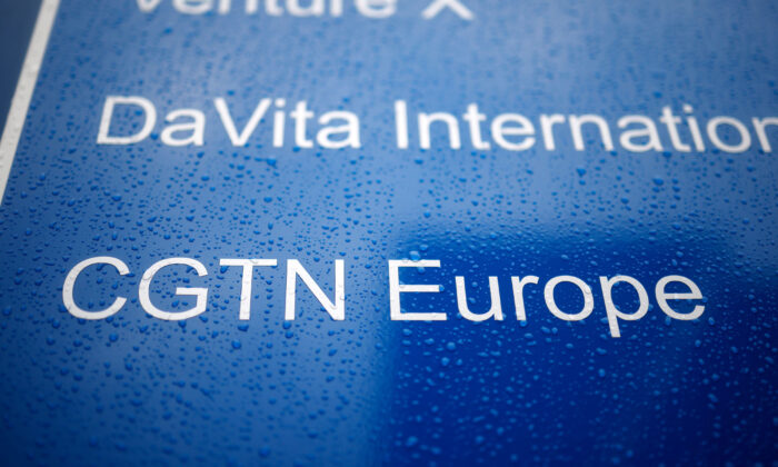 Logo của CGTN châu Âu được chụp trên một tấm bảng bên ngoài một tòa nhà văn phòng có văn phòng của Mạng lưới Truyền hình Toàn cầu Trung Quốc ở Công viên Chiswick, phía tây London, ngày 04/02/2021. (Ảnh: Tolga Akmen/AFP qua Getty Images)
