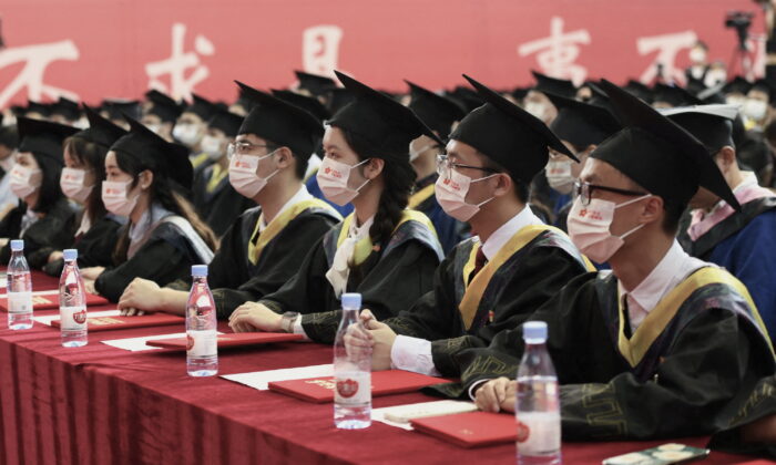 Sinh viên tốt nghiệp đeo khẩu trang tham dự lễ khai giảng tại Đại học Bưu chính Viễn thông Trùng Khánh ở Trùng Khánh, Trung Quốc, vào ngày 22/6/2022. (Ảnh: Cnsphoto qua Reuters)