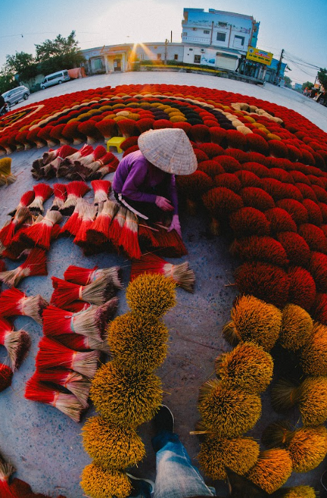 Làng nhang Quảng Phú Cầu: Hành trình vào di sản Việt bằng khứu giác