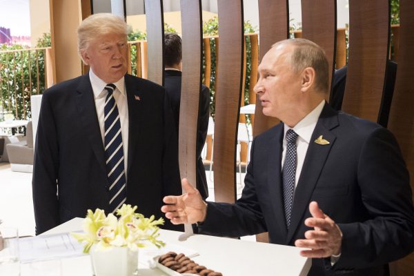 Trong bức ảnh này do Văn phòng Báo chí Chính phủ Đức (BPA) cung cấp, ông Donald Trump, Tổng thống Hoa Kỳ (giữa) gặp ông Vladimir Putin, Tổng thống Nga trong Hội nghị thượng đỉnh G20 ở Hamburg, Đức vào ngày 07/07/2017. (Ảnh: BPA qua Getty Images)