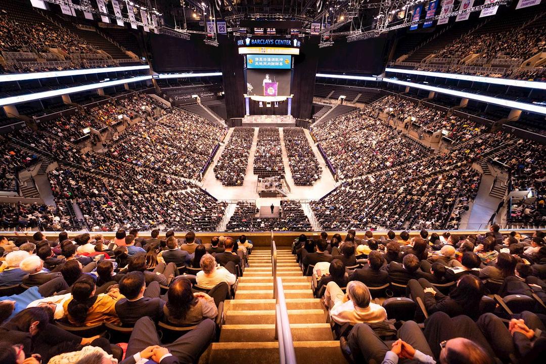 Hơn 10,000 khán giả tham dự pháp hội Pháp Luân Đại Pháp tại Trung tâm Barclays ở Brooklyn, New York, vào ngày 17/05/2019. (Ảnh: Edward Dye/The Epoch Times)