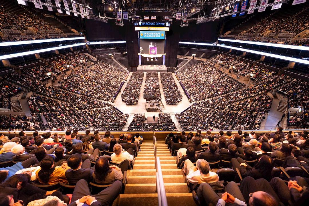 Hơn 10,000 khán giả tham dự pháp hội Pháp Luân Đại Pháp tại Trung tâm Barclays ở Brooklyn, New York, vào ngày 17/05/2019. (Ảnh: Edward Dye/The Epoch Times)