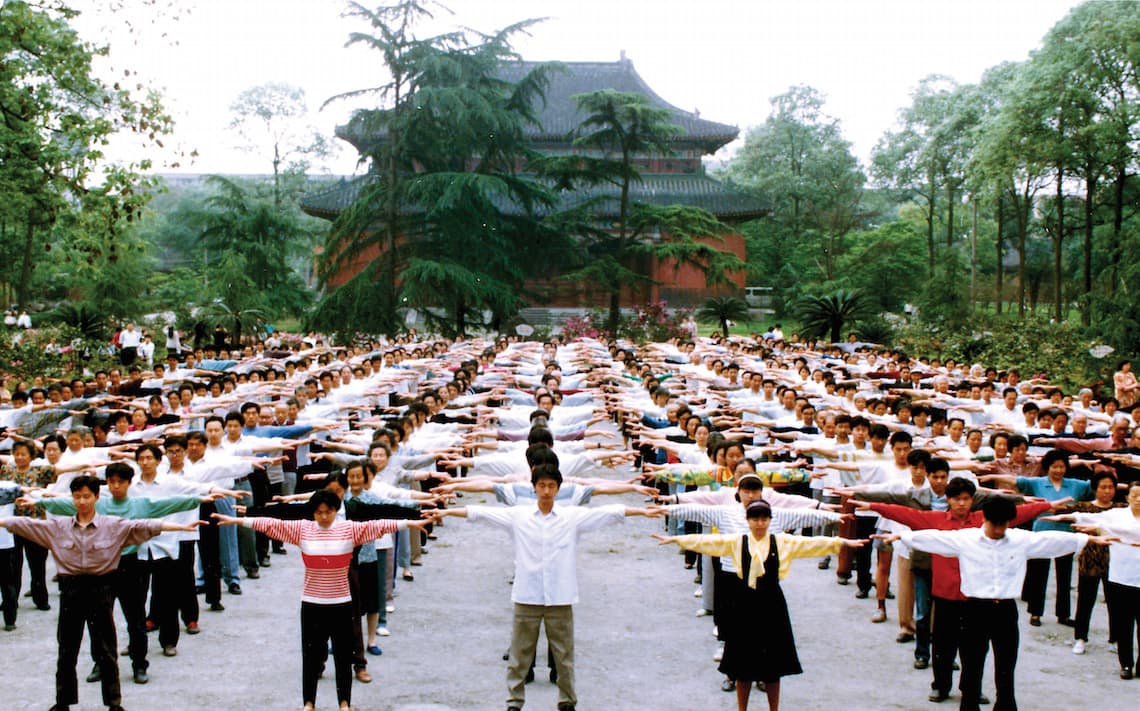 Các học viên Pháp Luân Đại Pháp tập trung tại một công viên ở Thành Đô, Trung Quốc để luyện công buổi sáng vào những năm 1990 trước khi cuộc bức hại môn tu luyện này bắt đầu. (Ảnh: Đăng dưới sự cho phép của Faluninfo.net)