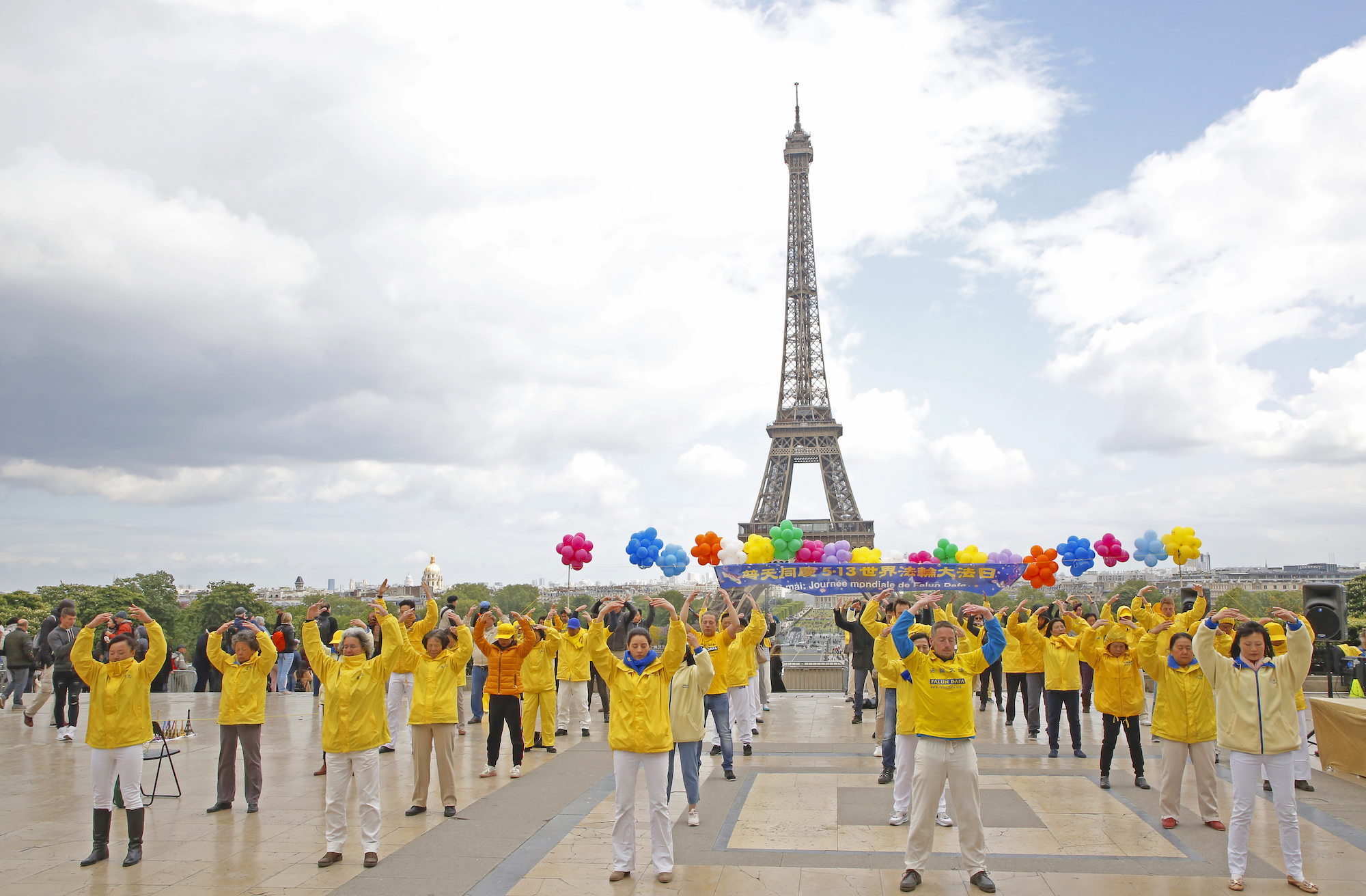 Các học viên Pháp Luân Đại Pháp tại Pháp đang tập bài công pháp thứ hai tại Trocadéro, Paris, nhân kỷ niệm 27 năm Ngày Pháp Luân Đại Pháp Thế giới vào ngày 05/05/2019. (Ảnh: Zhang Le/The Epoch Times)
