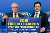 Nghị viên Đảng Liên minh Dân chủ Cơ Đốc Giáo (CDU) Michael Gahler (bên trái) và anh Đinh Nhạc Bân (Ding Lebin) kêu gọi ĐCSTQ trả tự do cho ông Đinh Nguyên Đức (Ding Yuande) và chấm dứt cuộc đàn áp Pháp Luân Công tại Trung Quốc. (Ảnh: Epoch Times)