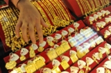 Nhiều món trang sức bằng vàng khác nhau tại một cửa hàng trang sức ở thành phố Hợp Phì, tỉnh An Huy, miền đông Trung Quốc vào ngày 10/11/2009. (Ảnh: STR/AFP/Getty Images)