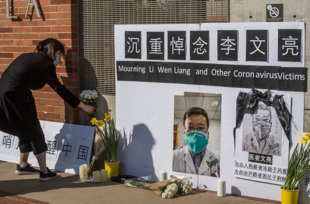 Các sinh viên Trung Quốc và những người ủng hộ họ tổ chức lễ tưởng nhớ Bác sĩ Lý Văn Lượng, người tố giác dịch bệnh COVID-19, bắt nguồn từ Vũ Hán, Trung Quốc, căn bệnh khiến bác sĩ này tử vong ở thành phố đó, bên ngoài khuôn viên trường Đại học California Los Angeles (UCLA) ở Westwood, California, ngày 15/02/2020. (Ảnh: Mark Ralston/AFP qua Getty Images)