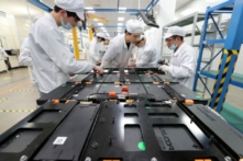 Công nhân tại một nhà máy của Công ty TNHH Pin Xe Điện Hân Vượng Đạt (Xinwangda Electric Vehicle Battery Co., Ltd), công ty sản xuất pin lithium cho xe điện và các mục đích sử dụng khác, ở Nam Kinh, tỉnh Giang Tô phía đông Trung Quốc, hôm 12/03/2021. (Ảnh: STR/AFP qua Getty Images)