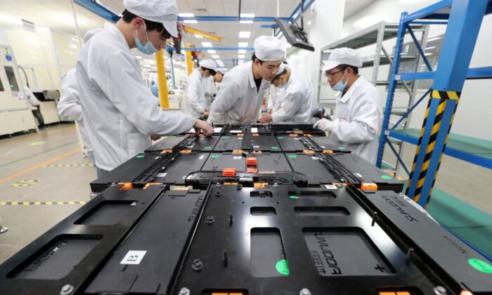 Công nhân tại một nhà máy của Công ty TNHH Pin Xe Điện Hân Vượng Đạt (Xinwangda Electric Vehicle Battery Co., Ltd), công ty sản xuất pin lithium cho xe điện và các mục đích sử dụng khác, ở Nam Kinh, tỉnh Giang Tô phía đông Trung Quốc, hôm 12/03/2021. (Ảnh: STR/AFP qua Getty Images)