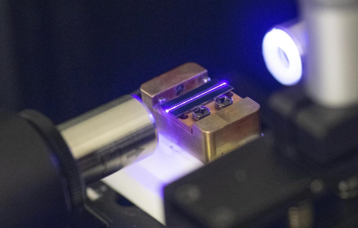 Một tia laser kiểm tra ống dẫn sóng quang học của một vi mạch điện tử dành cho điện toán lượng tử trong phòng thí nghiệm ở Stuttgart, miền Nam nước Đức, vào ngày 14/09/2021. (Ảnh: Thomas Kienzle/AFP qua Getty Images)