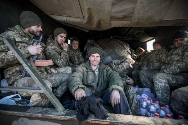 Quân nhân Ukraine ngồi phía sau xe tải quân sự ở thị trấn Avdiivka vùng Donetsk, trên chiến tuyến phía đông Ukraine với phe ly khai được Nga hậu thuẫn vào ngày 21/02/2022. (Ảnh: Aleksey Filippov/AFP qua Getty Images)