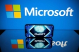 Màn hình hiển thị logo của Microsoft và ChatGPT, một phần mềm ứng dụng trí tuệ nhân tạo giao tiếp do OpenAI phát triển. (Ảnh: Lionel Bonaventure/AFP qua Getty Images)
