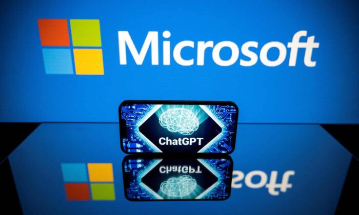 Màn hình hiển thị logo của Microsoft và ChatGPT, một phần mềm ứng dụng trí tuệ nhân tạo giao tiếp do OpenAI phát triển. (Ảnh: Lionel Bonaventure/AFP qua Getty Images)