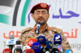 Phát ngôn viên của phiến quân Houthi, Chuẩn tướng Yahya Sarie trong cuộc tuần hành thể hiện sự ủng hộ đối với người dân Gaza ở thủ đô Sanaa vào ngày 15/12/2023. Ông đã đưa ra tuyên bố về các cuộc tấn công gần đây vào hai tàu thương mại ở Hồng Hải. (Ảnh: Mohammed Huwais/AFP qua Getty Images)
