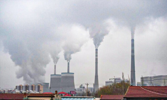 Khói bốc ra từ một nhà máy điện than gần thành phố Đại Đồng, Trung Quốc ngày 19/11/2015. (Ảnh: Greg Baker/AFP qua Getty Images)