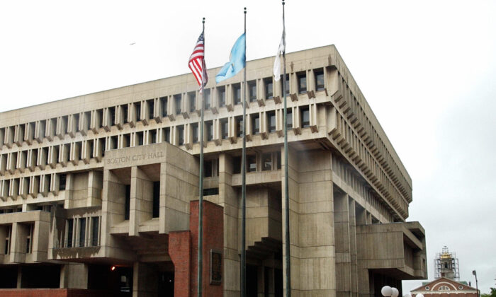 Tòa thị chính Boston và Tòa nhà Fanueil lịch sử (bên phải), vào ngày 16/05/2004. (Ảnh: Stan Honda/AFP qua Getty Images)