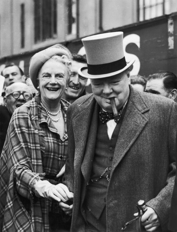 Ngài Winston và phu nhân Clementine Churchill tại trường đua ngựa Epsom cho trận Derby, ngày 04/06/1949. (Ảnh: Central Press/Hulton Archive/Getty Images)