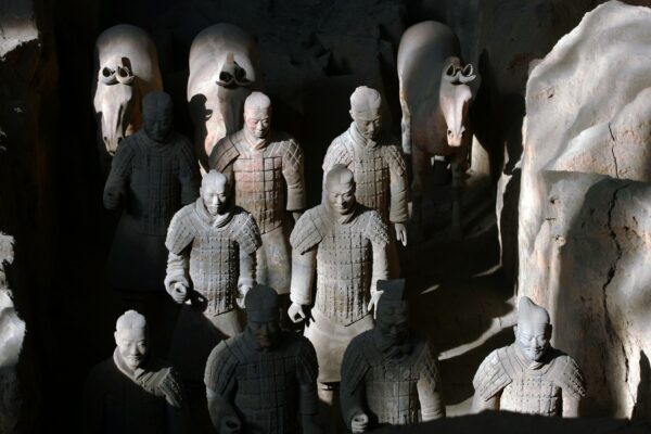 Tượng binh mã bằng đất nung cổ với kích thước thật tại Bảo tàng tượng binh mã Tần Thủy Hoàng ở Lâm Đồng, tỉnh Thiểm Tây, Trung Quốc, ngày 24/10/2007. (Ảnh: China Photos/Getty Images)