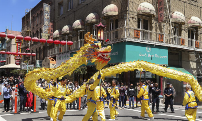 Biểu diễn rồng vàng trước đám đông trong cuộc diễn hành kỷ niệm 30 năm Pháp Luân Đại Pháp ở San Francisco vào ngày 07/05/2022. (Ảnh: Cynthia Cai/The Epoch Times)