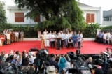 Ứng cử viên tổng thống Indonesia Prabowo Subianto trò chuyện cùng giới truyền thông sau khi cuộc thăm dò kết thúc, tại Jakarta, Indonesia vào ngày 17/04/2019. (Ảnh: Willy Kurniawan/Reuters)