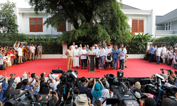 Ứng cử viên tổng thống Indonesia Prabowo Subianto trò chuyện cùng giới truyền thông sau khi cuộc thăm dò kết thúc, tại Jakarta, Indonesia vào ngày 17/04/2019. (Ảnh: Willy Kurniawan/Reuters)