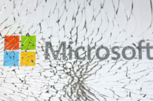 Logo Microsoft qua tấm kính vỡ trong hình minh họa chụp hôm 25/01/2023. (Ảnh: Dado Ruvic/Illustration/Reuters)