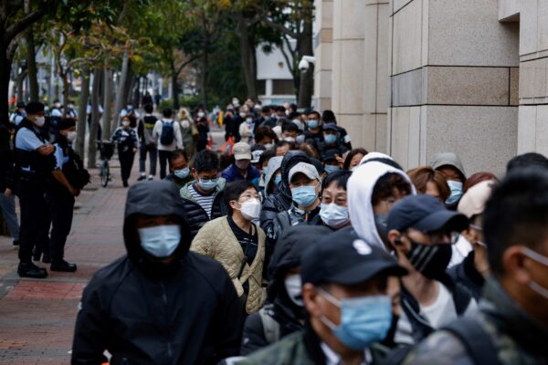 Người dân xếp hàng bên ngoài Tòa án Sơ thẩm Tây Cửu Long trong thời gian diễn ra phiên xét xử 47 nhà hoạt động ủng hộ dân chủ bị cáo buộc âm mưu lật đổ theo luật an ninh quốc gia, tại Hồng Kông, vào ngày 06/02/2023. (Ảnh: Tyrone Siu/Reuters)