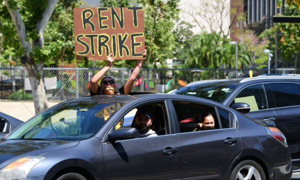 Những người biểu tình kêu gọi dừng trả tiền thuê nhà trong đại dịch COVID-19 khi họ đi qua tòa thị chính ở Los Angeles vào ngày 01/05/2020. (Ảnh: Frederic J. Brown/AFP qua Getty Images)