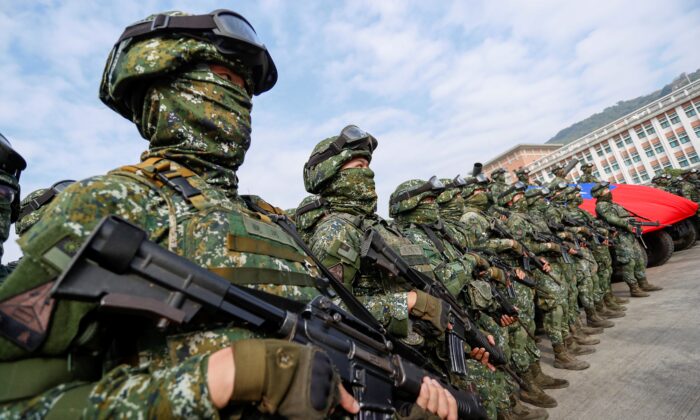 Binh lính đứng gác sau cuộc diễn tập nâng cao khả năng sẵn sàng chiến đấu mô phỏng cách phòng thủ trước các hoạt động xâm lược quân sự của Bắc Kinh, trước Tết Nguyên Đán tại thành phố Cao Hùng, Đài Loan, vào ngày 11/01/2023. (Ảnh: Daniel Ceng/AP Photo)