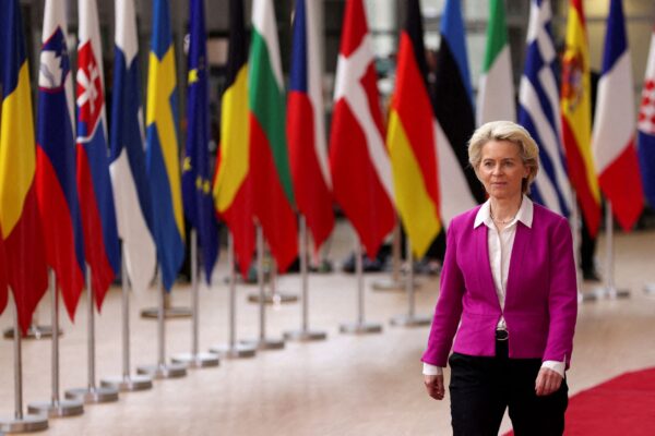 Chủ tịch Ủy ban Âu Châu Ursula von der Leyen đến dự hội nghị thượng đỉnh các nhà lãnh đạo Liên minh Âu Châu tại Brussels, Bỉ, vào ngày 30/05/2022. (Ảnh: Johanna Geron/Reuters)