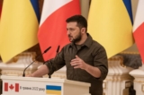 Tổng thống Ukraine Volodymyr Zelensky nói tại một cuộc họp báo được tổ chức cùng với Thủ tướng Canada Justin Trudeau ở Kyiv, Ukraine, vào ngày 08/05/2022. (Ảnh: Alexey Furman/Getty Images)