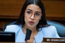 Dân biểu Alexandria Ocasio-Cortez (Dân Chủ-New York) nói trong một phiên điều trần ở Hoa Thịnh Đốn vào ngày 24/08/2020. (Ảnh: Tom Williams/Pool qua Reuters)