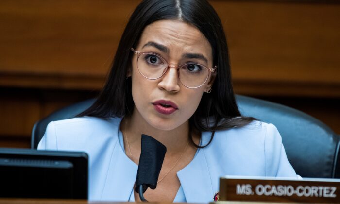 Dân biểu Alexandria Ocasio-Cortez (Dân Chủ-New York) nói trong một phiên điều trần ở Hoa Thịnh Đốn vào ngày 24/08/2020. (Ảnh: Tom Williams/Pool qua Reuters)