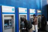 Người dân sử dụng máy ATM tại một chi nhánh ngân hàng Chase ở thành phố New York. (Ảnh: Chris Hondros/Getty Images)