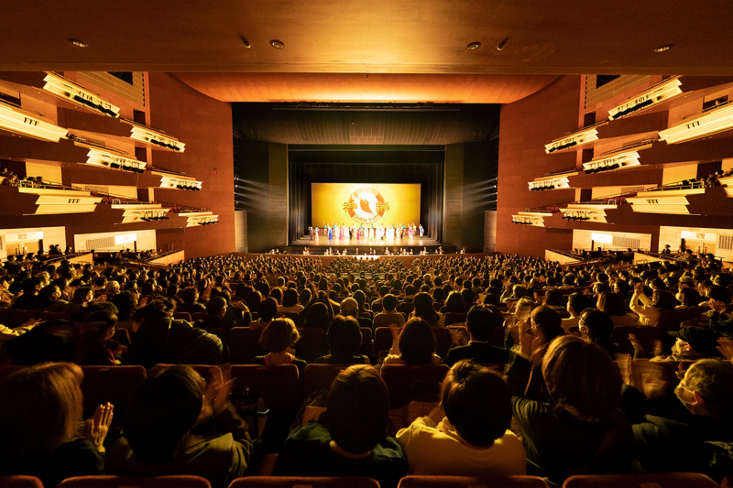 Đoàn Nghệ thuật Biểu diễn Shen Yun Thế giới chào khán giả trước khi hạ màn tại Nhà hát Nghệ thuật Tỉnh Aichi ở Nagoya, Nhật Bản, vào chiều ngày 29/01/2023. (Ảnh: Fujino Takeshi/The Epoch Times)