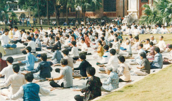 Các học viên Pháp Luân Công đang thiền định nơi công cộng tại Quảng Châu vào năm 1998 trước khi Đảng Cộng sản Trung Quốc cấm môn tu luyện này vào năm 1999. Những buổi thiền định như vậy [hiện nay] vẫn bị cấm. (Ảnh: Minghui.org)