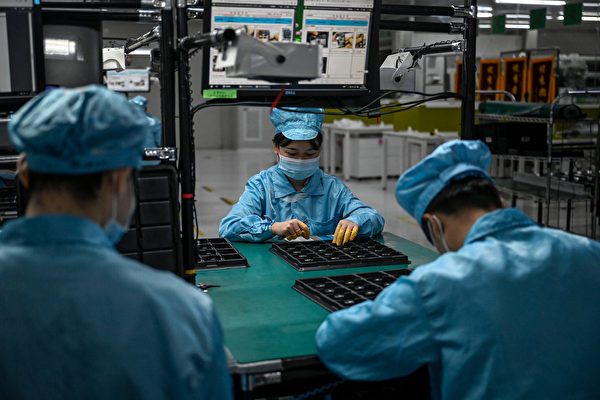 Sau kỳ nghỉ Tết Nguyên đán, nhiều người ở Đông Quản đã tử vong vì “hội chứng hạng ghế phổ thông.” Ảnh chụp công nhân đang làm việc tại nhà máy Oppo ở Đông Quản, Quảng Đông, hồi tháng 07/2022. (Ảnh: Jade Gao/AFP)