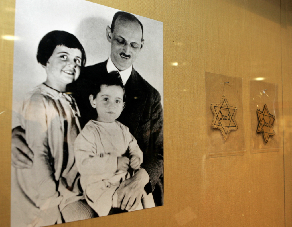 Anne Frank sinh ra trong một gia đình Do Thái giàu có ở Frankfurt, nước Đức. Bức ảnh chụp Anne cùng cha cô Otto Frank (phải) và chị gái Margot (trái). (Ảnh: Stan Honda/ AFP)
