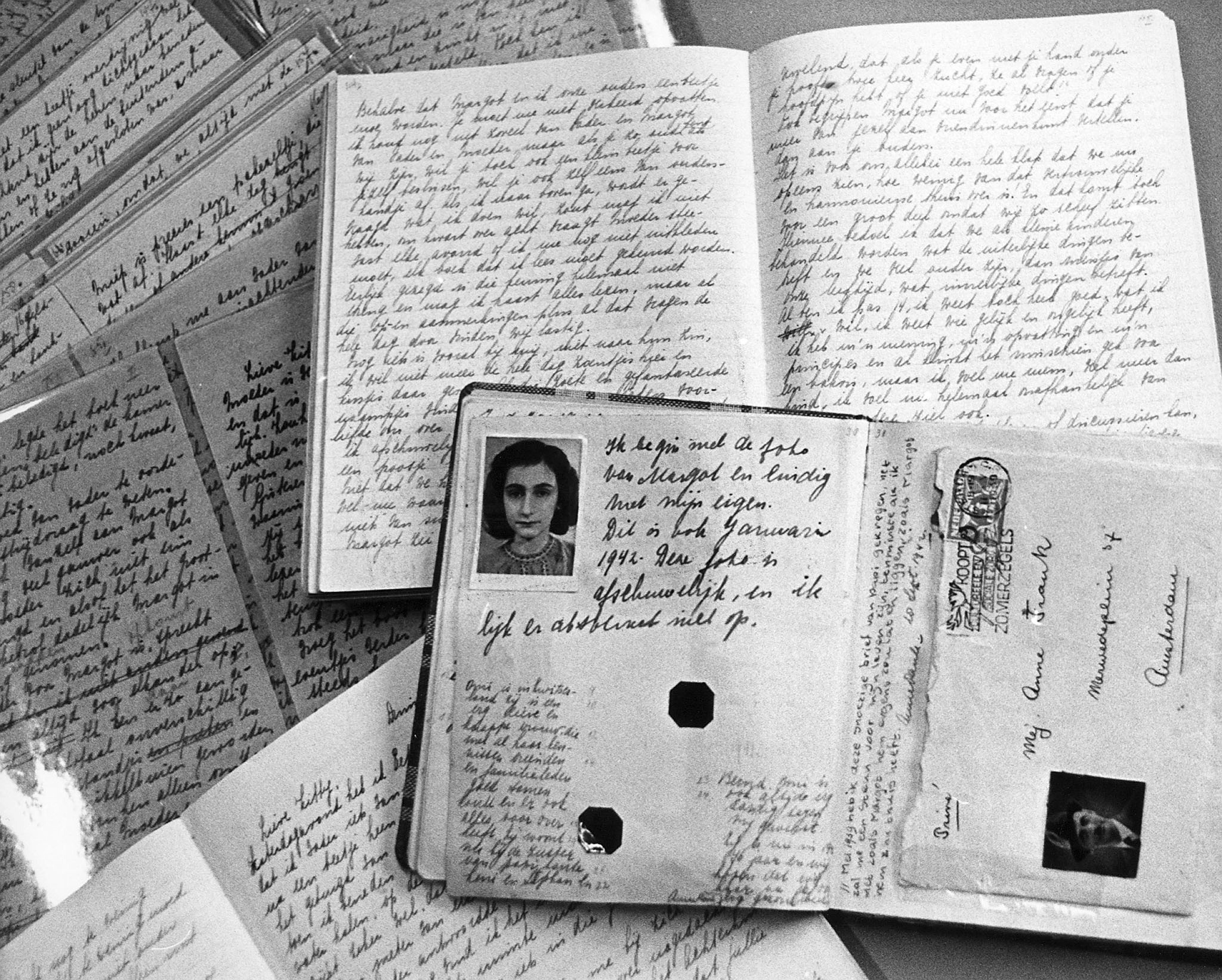 Trang nhật ký cuối cùng của Anne dừng ở ngày 01/8/1944. Bức ảnh chụp hộ chiếu và nhật ký viết tay của Anne. (Ảnh: Desk/ ANP/ AFP)