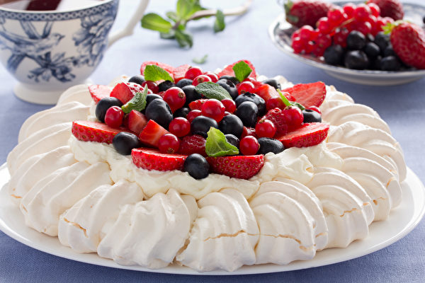 Món tráng miệng mộng ảo ngon khó cưỡng vào ngày hè - Bánh Pavlova. Tên bánh điểm tâm lộng lẫy, hoa lệ này được đặt theo tên của một nữ vũ công múa ballet người Nga. (Ảnh: Shutterstock)