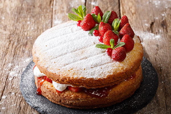 Bánh xốp Victoria là loại bánh có nhân ngàn lớp, được Nữ hoàng nước Anh Victoria yêu thích nhất. Nó đã trở thành món bánh cổ điển được dùng trong các lễ hội và tiệc trà chiều ở Anh quốc. (Ảnh: Shutterstock)