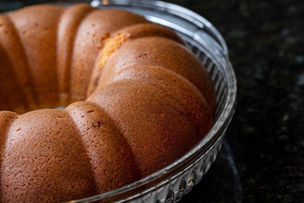 Loại bánh này sử dụng rượu rum vàng, nên những chiếc bánh sẽ ẩm và mềm. Thời gian ngâm rượu rum càng lâu, thì hương vị của chiếc bánh ngọt càng trở nên hòa quyện và tuyệt mỹ. (Ảnh: Shutterstock)