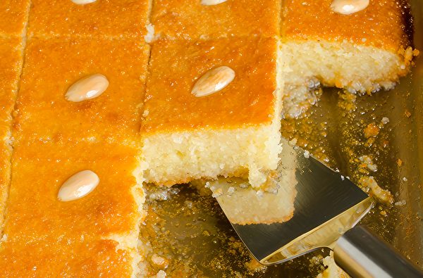 Hầu hết các loại bánh đều được làm bằng bột mì trắng thông thường, nhưng bánh Basbousa của Ai Cập lại sử dụng bột mì thô và ngâm trong nước siro, bên ngoài được phủ một lớp dừa. (Ảnh: Shutterstock)
