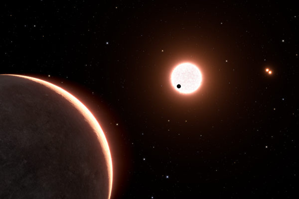 Các nhà khoa học phát hiện ngoại hành tinh LTT 1445Ac có kích thước bằng Trái Đất, (được hiển thị là chấm đen phía trước hằng tinh trong ảnh). Ngoại hành tinh này cách Trái Đất 22 năm ánh sáng. Ảnh minh họa. (Ảnh: NASA, ESA)