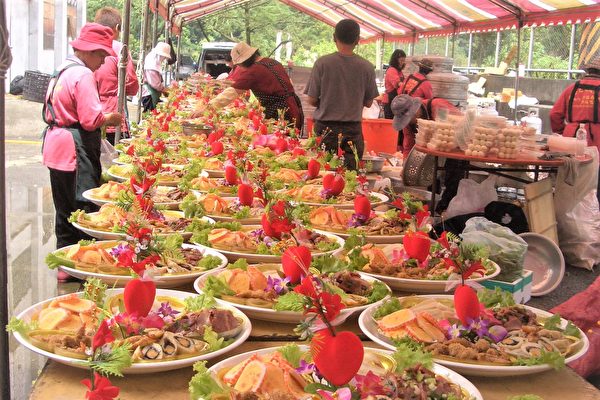 “Đặt bàn” là nét văn hóa đón tiếp khách mang đậm tình cảm nhất ở Đài Loan. Cùng với những món ăn ngon, khách và chủ nhà sẽ có khoảng thời gian trò chuyện vui vẻ khi vừa ăn vừa nói chuyện. (Ảnh: Văn phòng trấn Nội Môn cung cấp)